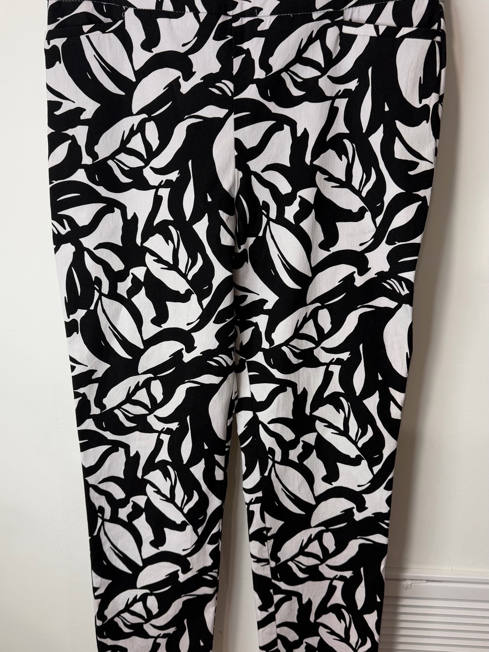 Chico’s Black & White Floral Slim Ankle Pants Size 1.5R (US 10R) - Picture 2 of 6